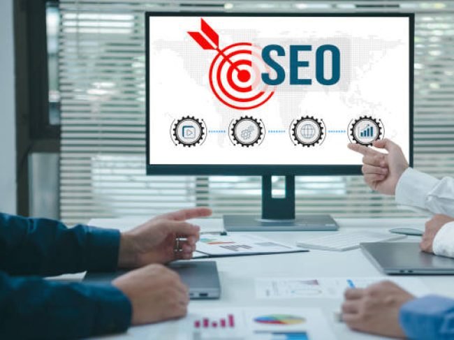 Businessman using computer to analyze SEO, search engine optimization, marketing, traffic ranking, website, internet, business, technology.